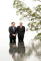 香港中文大學校長劉遵義教授（右）和國家科學技術部部長萬鋼教授於新亞書院合一亭合照